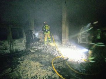 Trasladada una persona al hospital de Alcañiz tras inhalar humo en el incendio de un garaje en Beceite