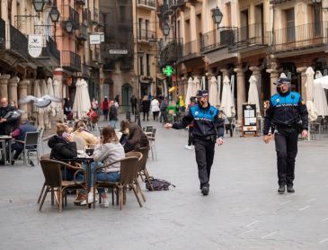 Vigilantes de las nuevas normas: las restricciones por la covid han cambiado el día a día de la Policía Local de Teruel y de la Guardia Civil