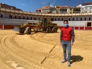Teruel acondiciona el coso de la Plaza de Toros añadiendo la arena que falta