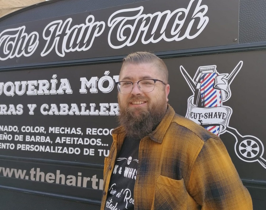 Eneko Abad, propietario de The Hair Truck: “En Codos acicalamos a una mujer que llevaba 15 años sin pisar una peluquería”