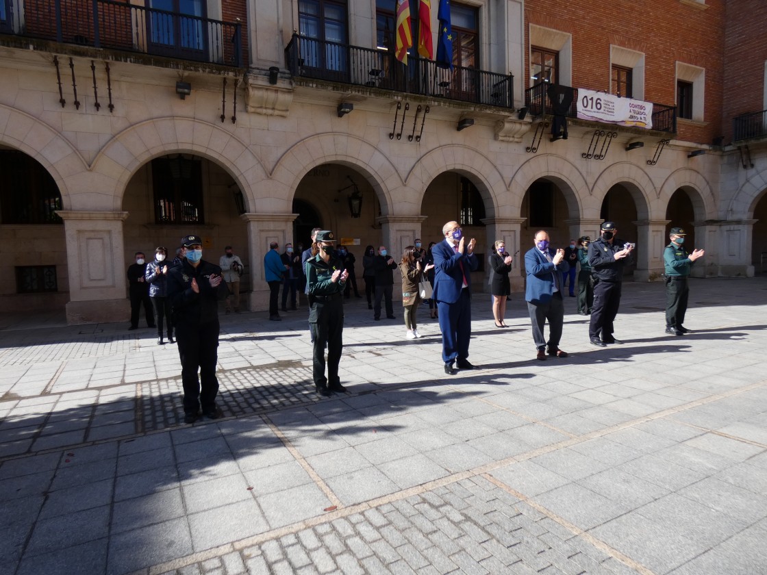 Teruel se concentra para rechazar el crimen machista de Zaragoza