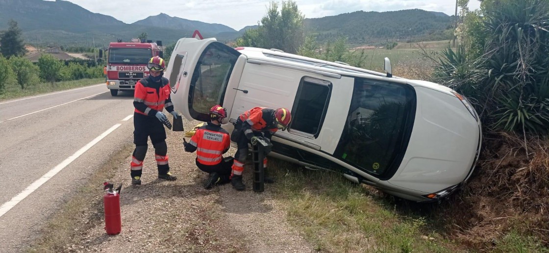 Los bomberos de la DPT excarcelan a un conductor accidentado cerca de Valderrobres