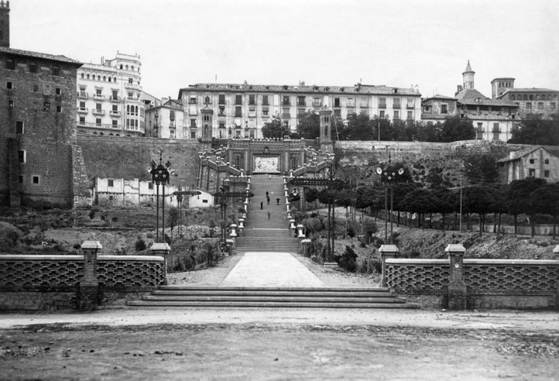 La Escalinata de la capital turolense cumple cien años abierta al tránsito