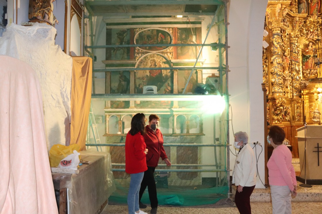 Torremocha restaura el retablo de los Santos Juanes gracias a los donativos