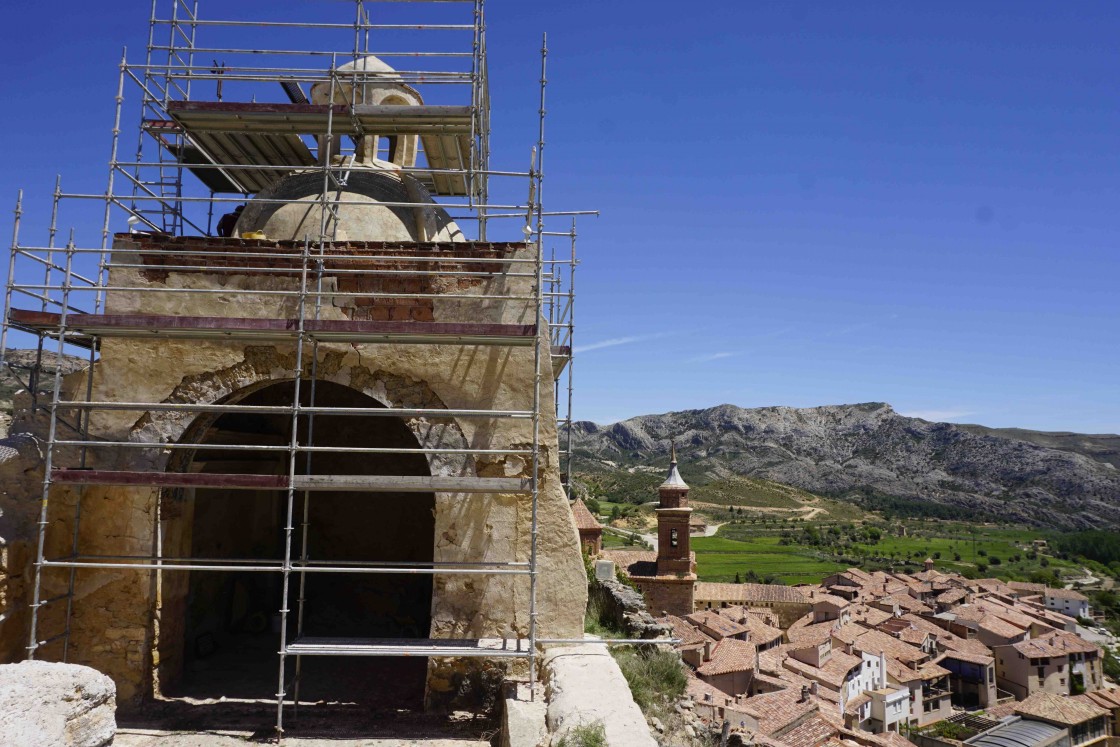 Cuevas de Cañart restaura la ermita que construyó sobre la torre del homenaje