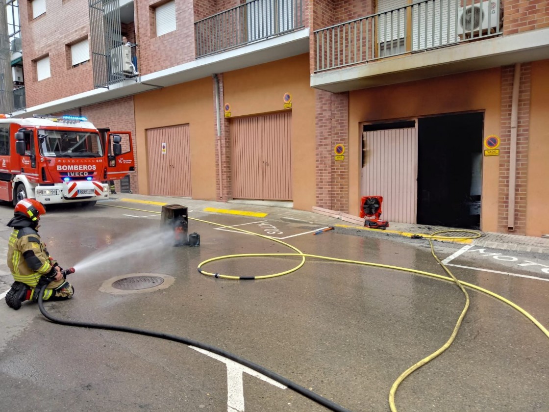 Atendido por inhalación de humo un hombre al arder una casa en Foz Calanda