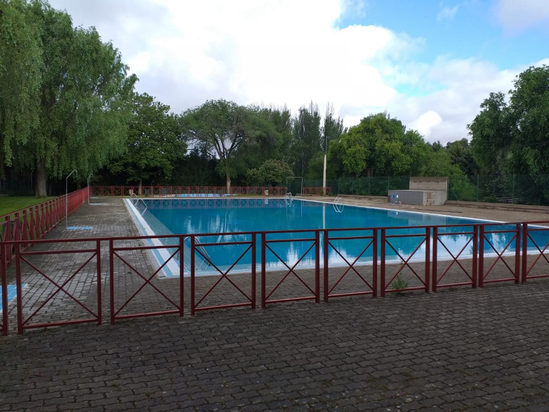 La piscina de Fuente Cerrada celebrará el sábado su apertura con hinchables acuáticos