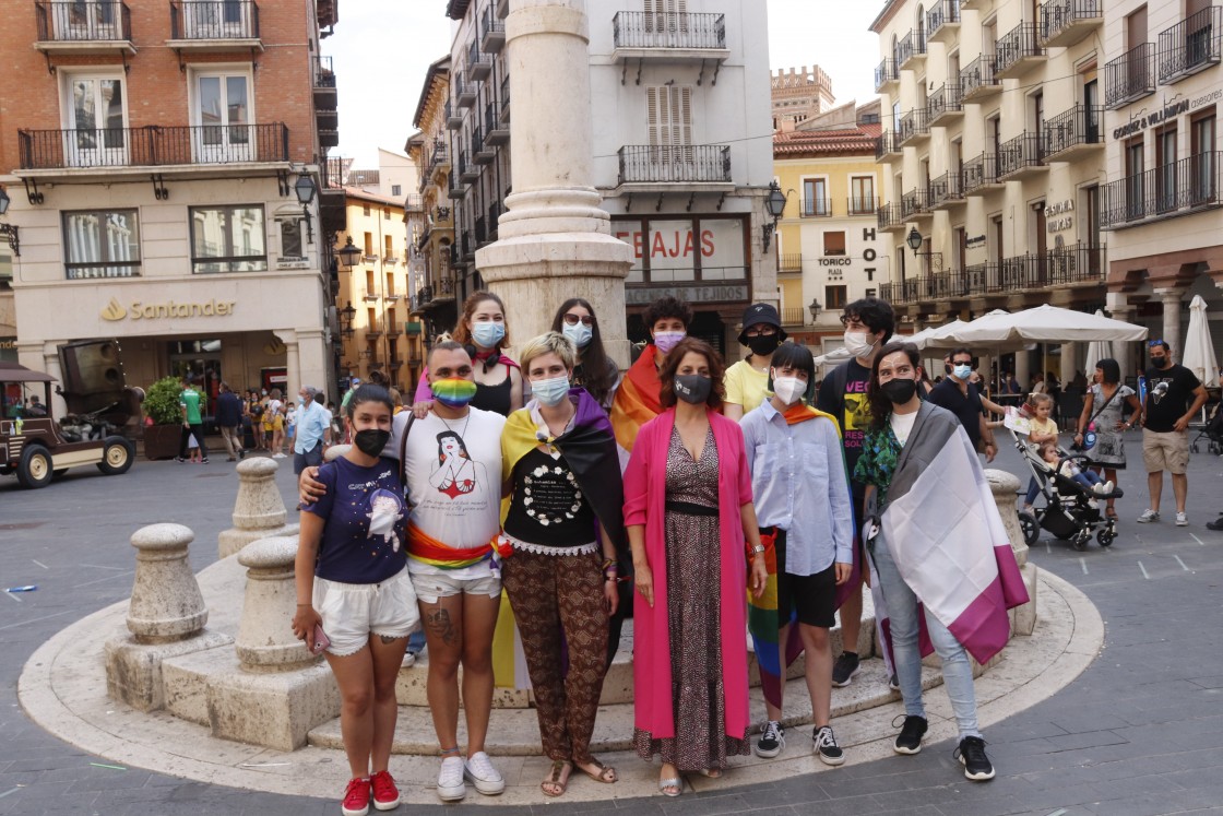 Teruel celebra con una concentración en el Torico el Día Internacional del Orgullo LGTBI+