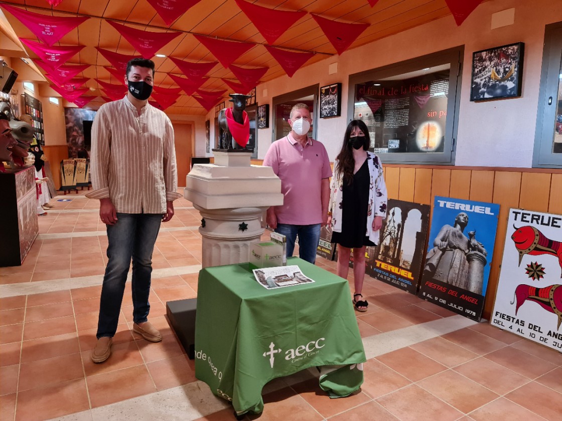 Los turolenses podrán hacerse una foto con la réplica del Torico en el Museo de la Vaquilla a beneficio de la AECC