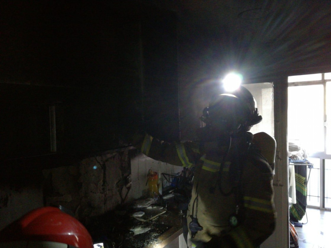 Una persona intoxicada por inhalación de humo en el incendio de una vivienda en Alcañiz