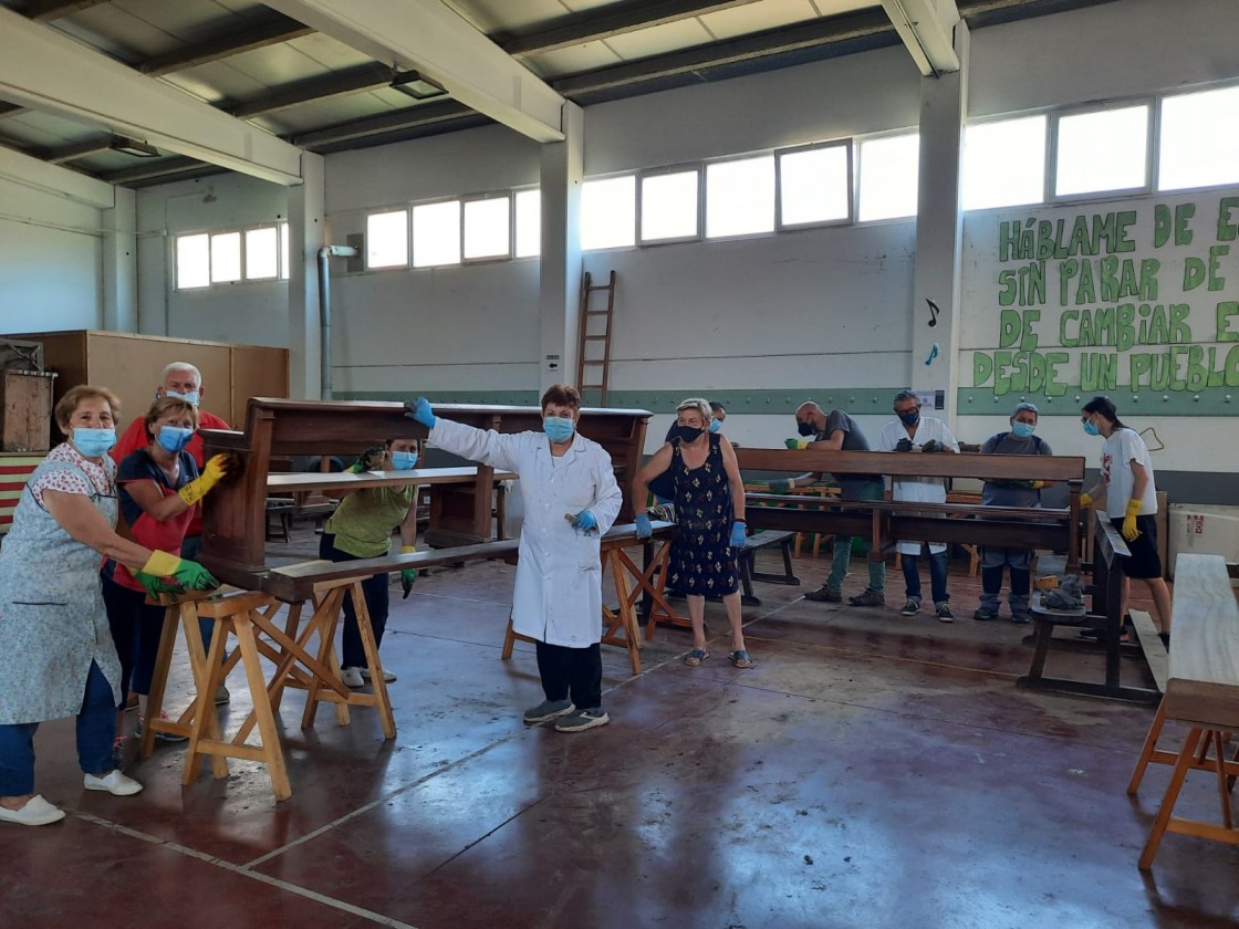 Un curso de restauración recupera los 41 bancos de la iglesia de Burbáguena