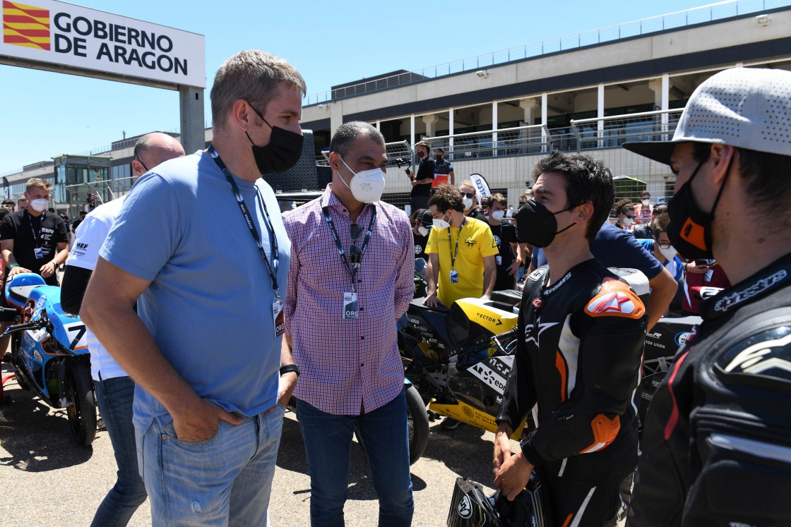 Dani Pedrosa sorprende en su visita a los estudiantes que participan en MotoStudent