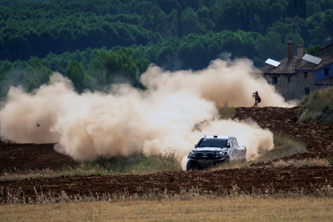 Al-Attiyah (coches) y Barreda (motos) se llevan la primera especial de la Baja España Aragón