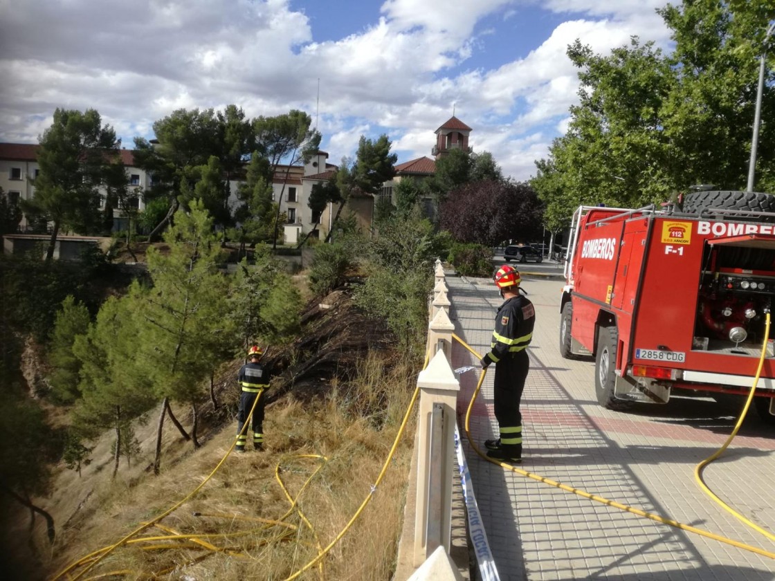 Los bomberos de la Diputación extinguen un pequeño incendio en la ladera de la Cuesta del Cofiero de Teruel