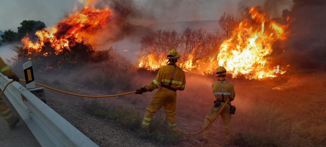 Una tormenta provocó un incendio junto a la N-211 en Alcañiz y obligó a cortar la carretera