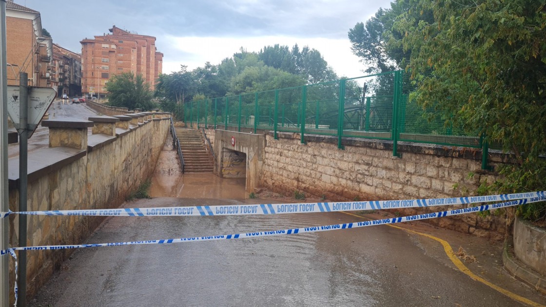 La Policía Local corta otra vez el acceso a La Moratilla y el Club de Tenis de Teruel por la lluvia