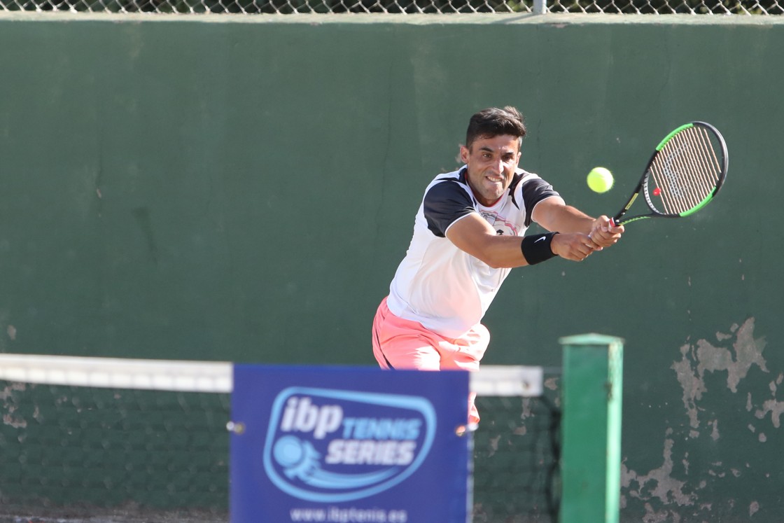 Jorge Hernando se impone a Mikel Martínez en la final del Trofeo Club de Tenis Teruel