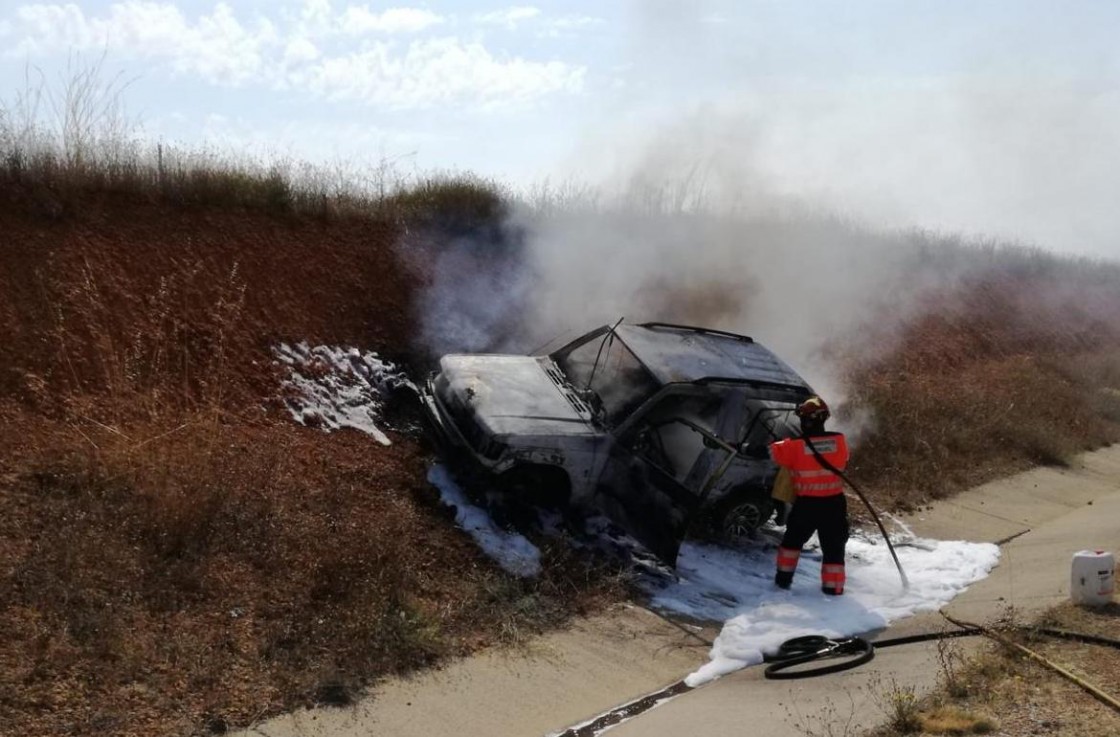 Dos heridos al accidentarse un coche y prenderse fuego en la A-23 en Ferreruela de Huerva