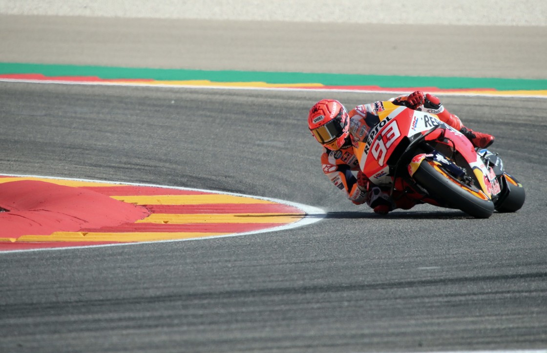 Miller, Gardner y Öncü brillan el primer día en Motorland