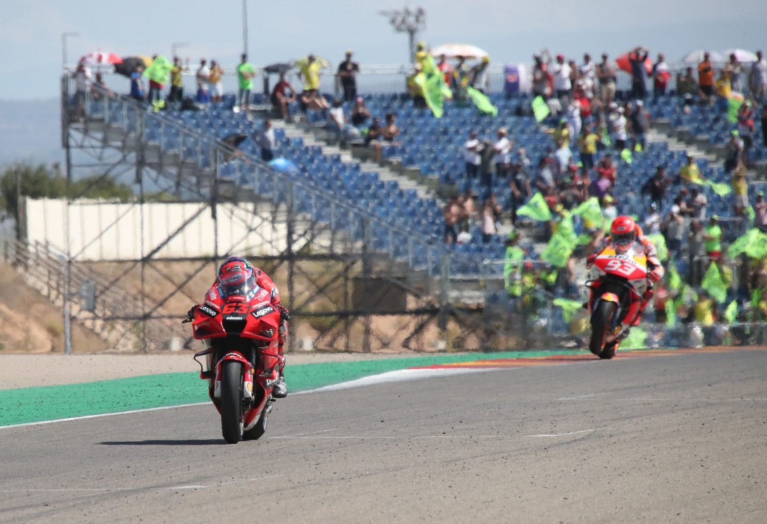 Bagnaia gana, Márquez muestra su mejor versión y Quartararo pincha en Motorland