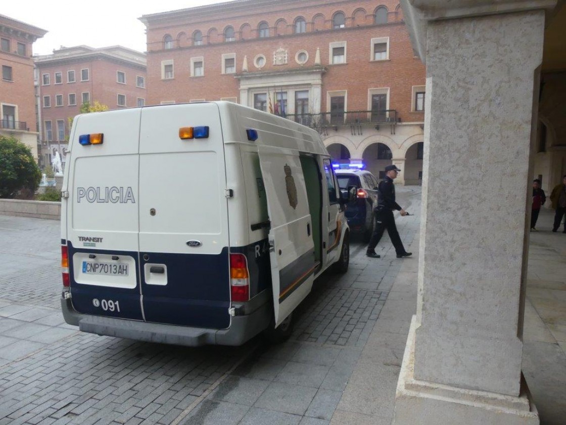Detenido un hombre por robar dos vehículos y un establecimiento de Teruel