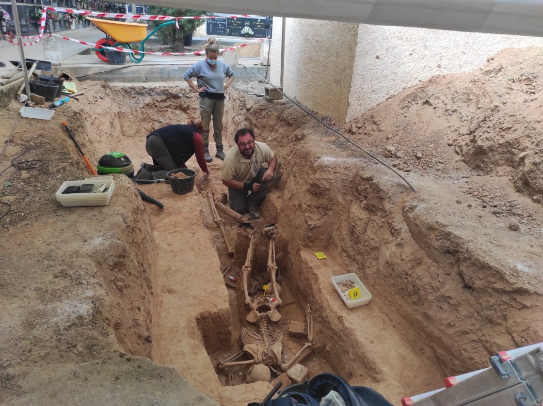 Documentan los restos de dos personas en la nueva fosa del cementerio de Alcañiz en la que buscan a represaliados