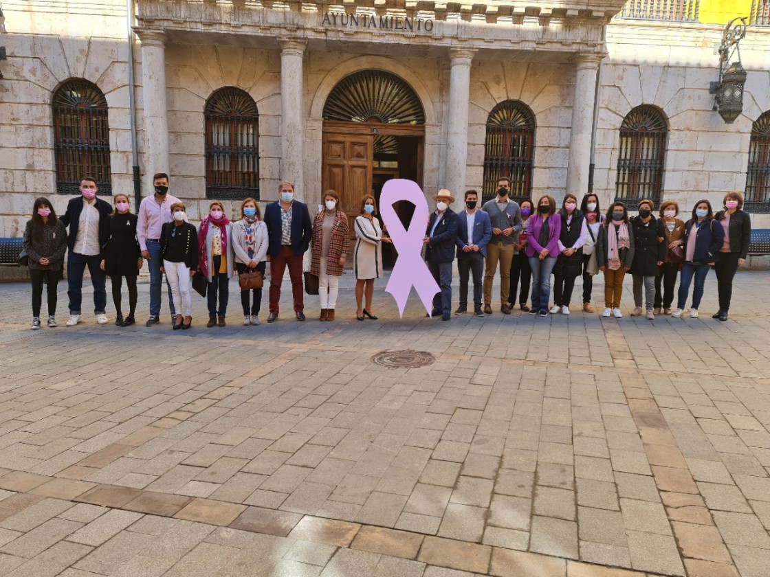 Lazo rosa en el Ayuntamiento de Teruel en el Día Mundial contra el Cáncer de Mama