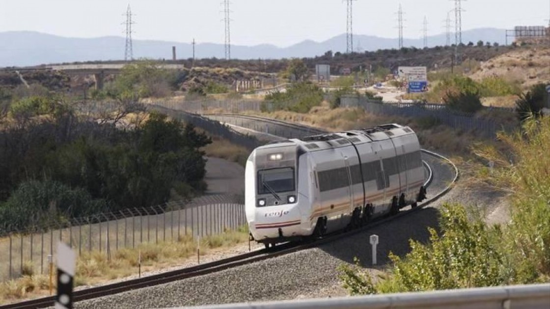 El tráfico en la línea férrea entre Cariñena y Villareal de Huerva se interrumpe el fin de semana por las obras de los apartaderos