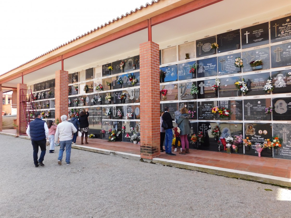 Las visitas a los cementerios vuelven  a la normalidad de antes de la pandemia