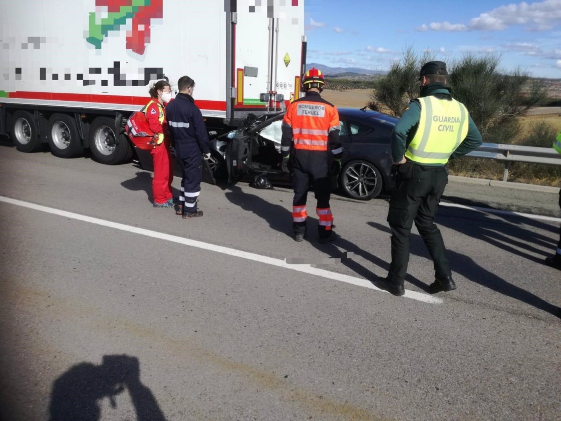 Fallece una persona tras empotrarse su vehículo contra un camión en la A-23 entre Albentosa y San Agustín