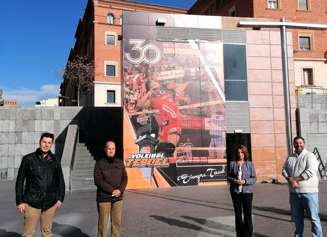 Teruel felicita a su club de voleibol por su trayectoria con una foto de gran formato