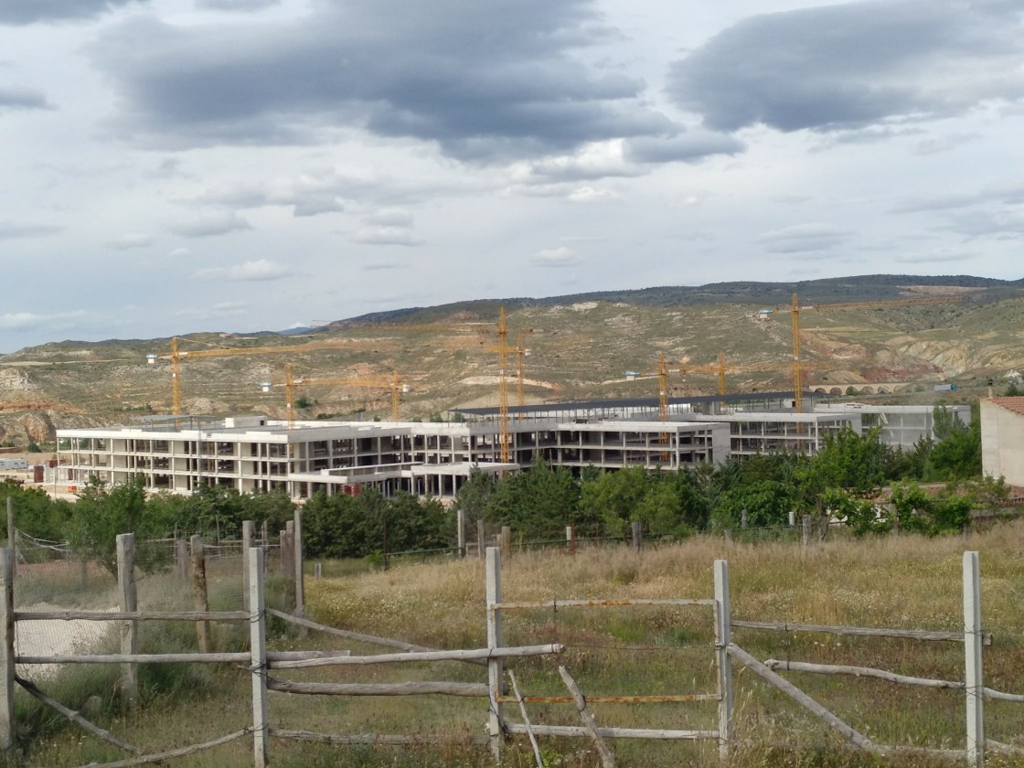 Sira Repollés anuncia en las Cortes el traslado del acelerador lineal del Servet al nuevo hospital de Teruel en septiembre de 2023