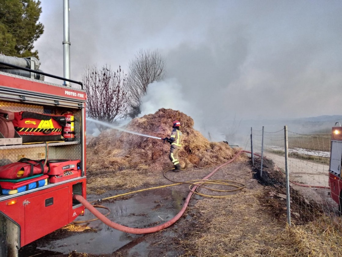 Los bomberos de la DPT  apagan un incendio de balas de paja en Mas de las Matas y otro en la escombrera en Alcorisa