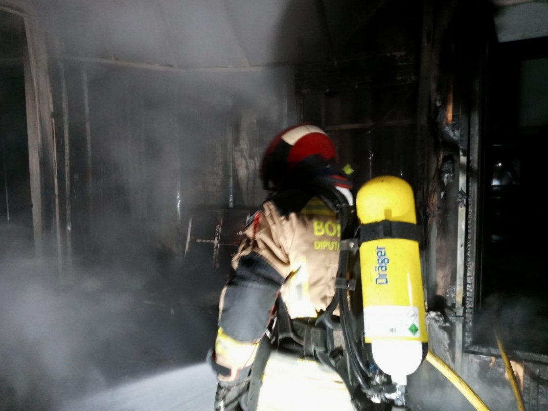 Los bomberos apagan un incendio en un alojamiento de turismo rural en Cretas en el que no se registraron heridos