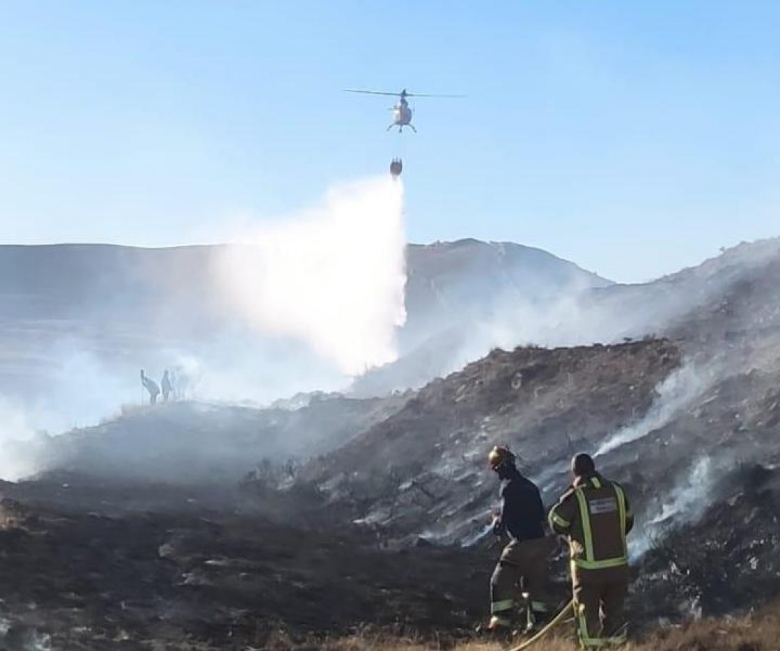 Un incendio, ya extinguido, afecta al núcleo urbano de Campos, barrio de Aliaga, y se extiende al monte bajo