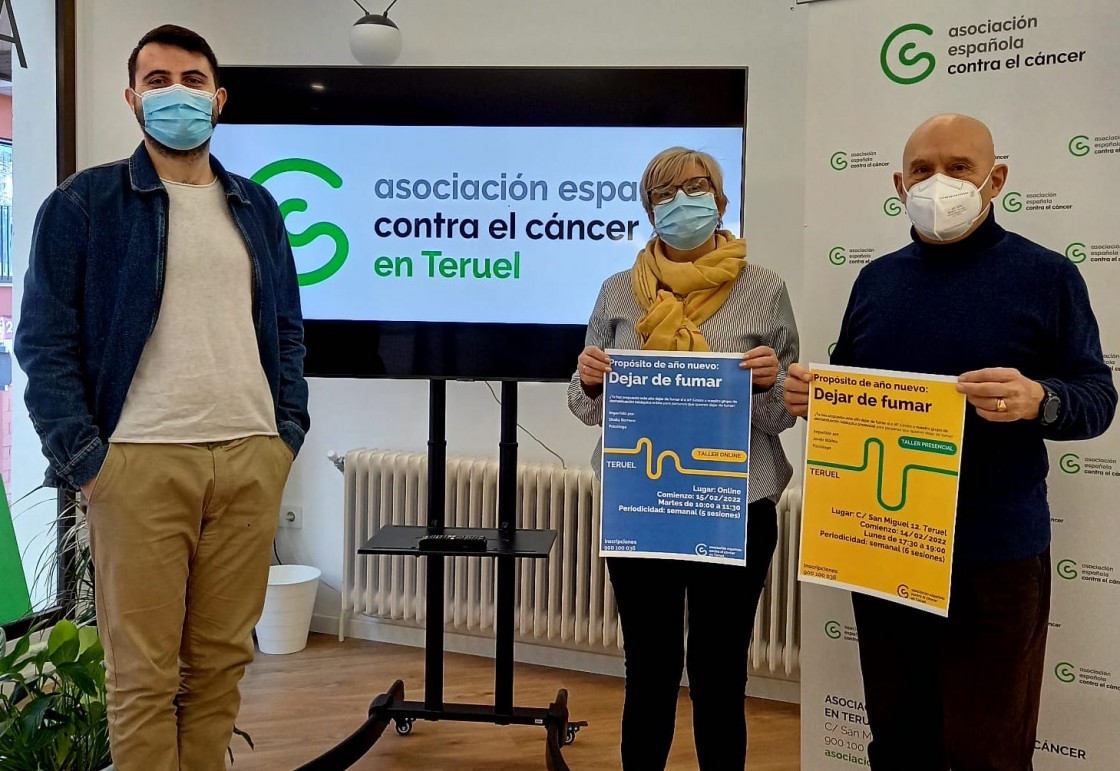 La Asociación contra el Cáncer de Teruel muestra sus talleres de deshabituación tabáquica a la diputada Rosario Pascual