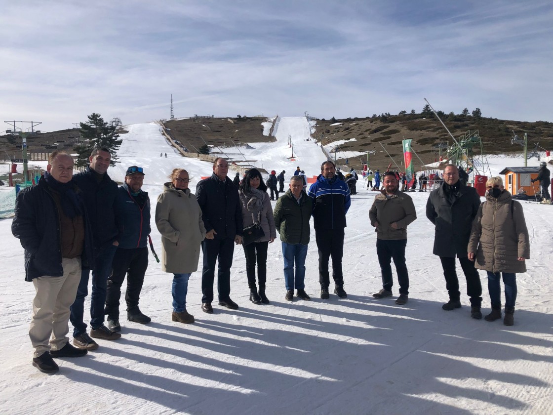 La nueva responsable de Turismo del Gobierno de Aragón conoce las instalaciones de Javalambre