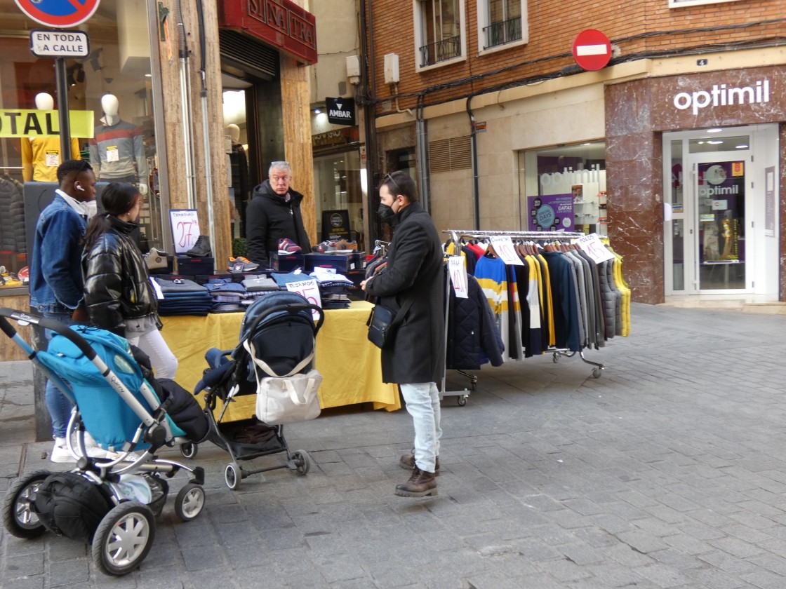 El mal tiempo condiciona la actividad comercial de la Feria de Stocks en Teruel