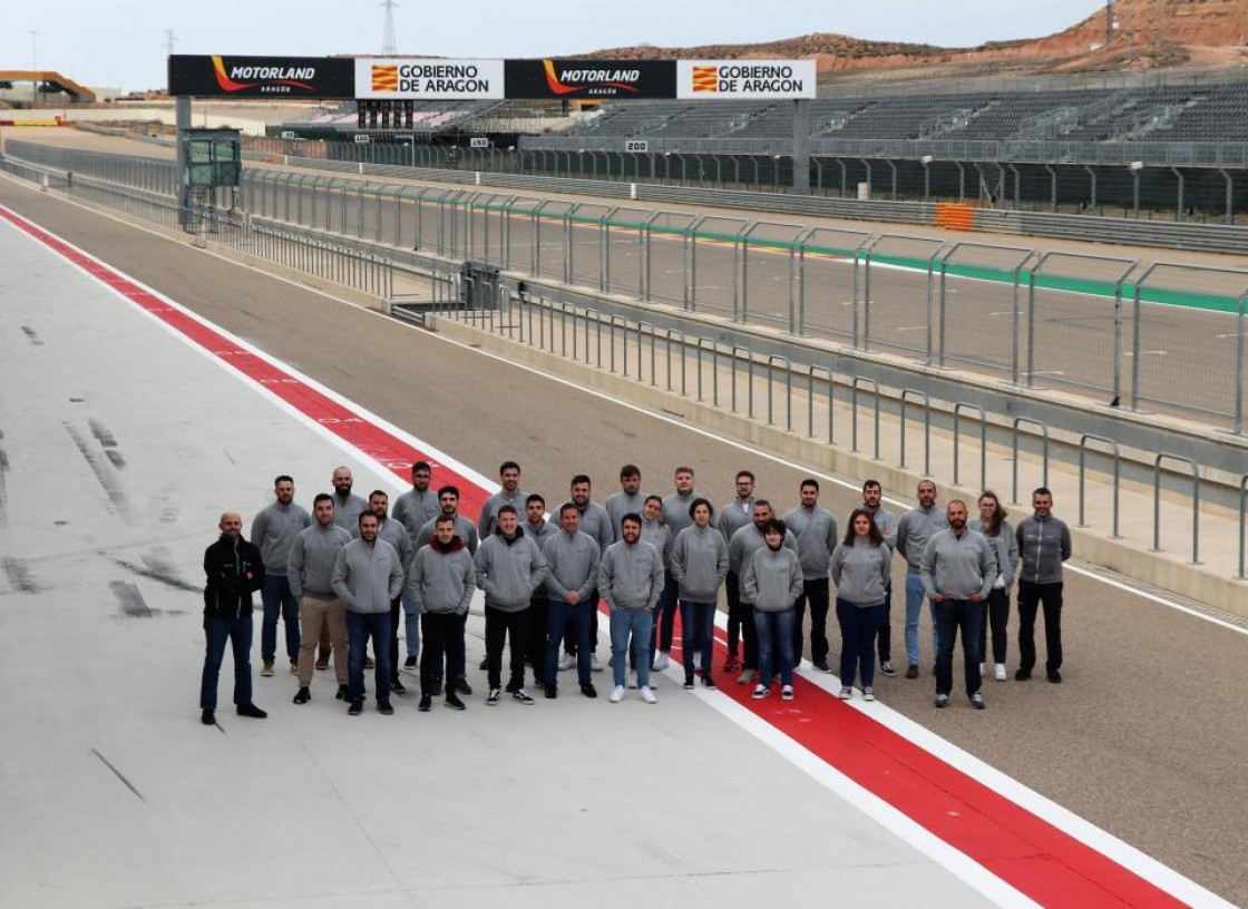 Los futuros ingenieros de carreras practican en las instalaciones del circuito de Motorland