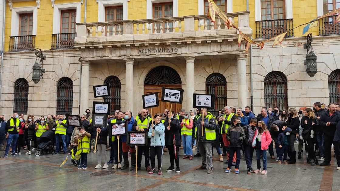 Unas 200 personas se concentran a las puertas del Ayuntamiento de Teruel en apoyo a la huelga de transportistas