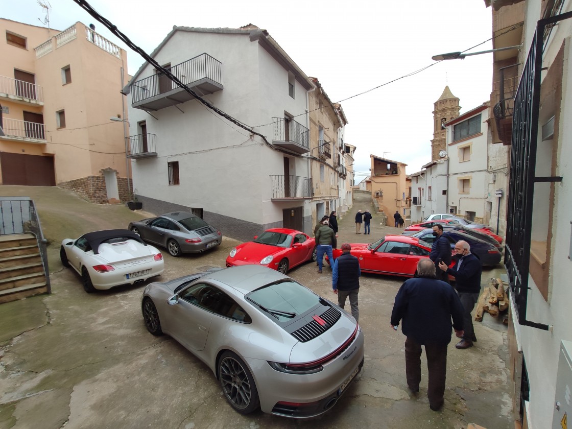 Los Amigos del Porsche aparcan 19 deportivos en las calles de Alcaine