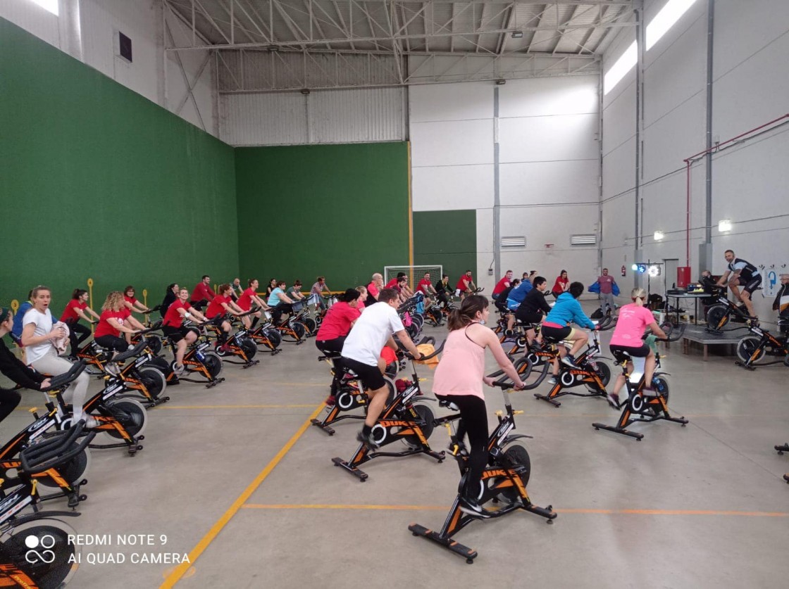 Pedaladas estáticas solidarias en Alcañiz en favor de Afedaba Los Calatravos