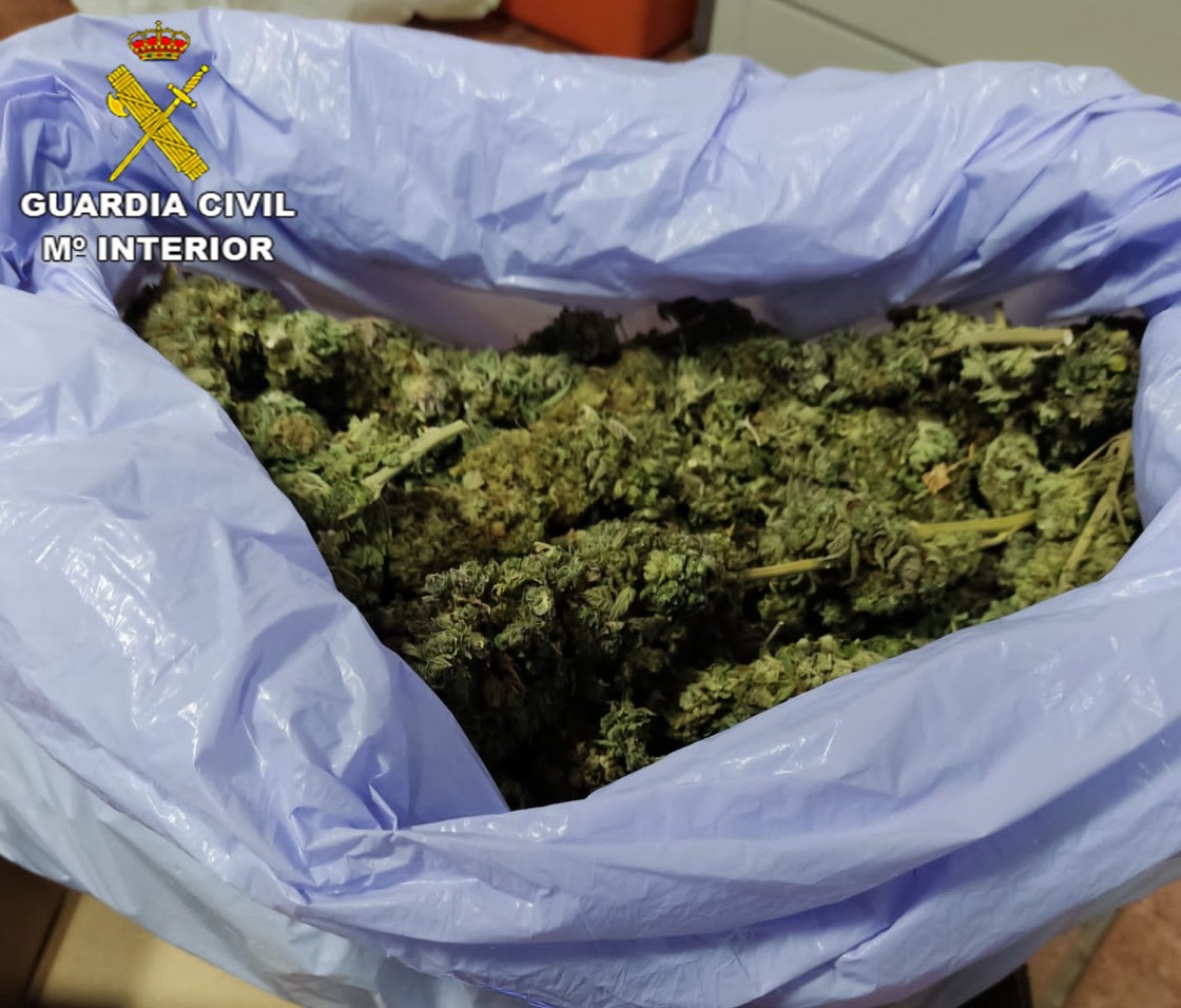 La Guardia Civil de Teruel detiene a dos personas que transportaban más de 500 gramos de marihuana mientras circulaban por la A23