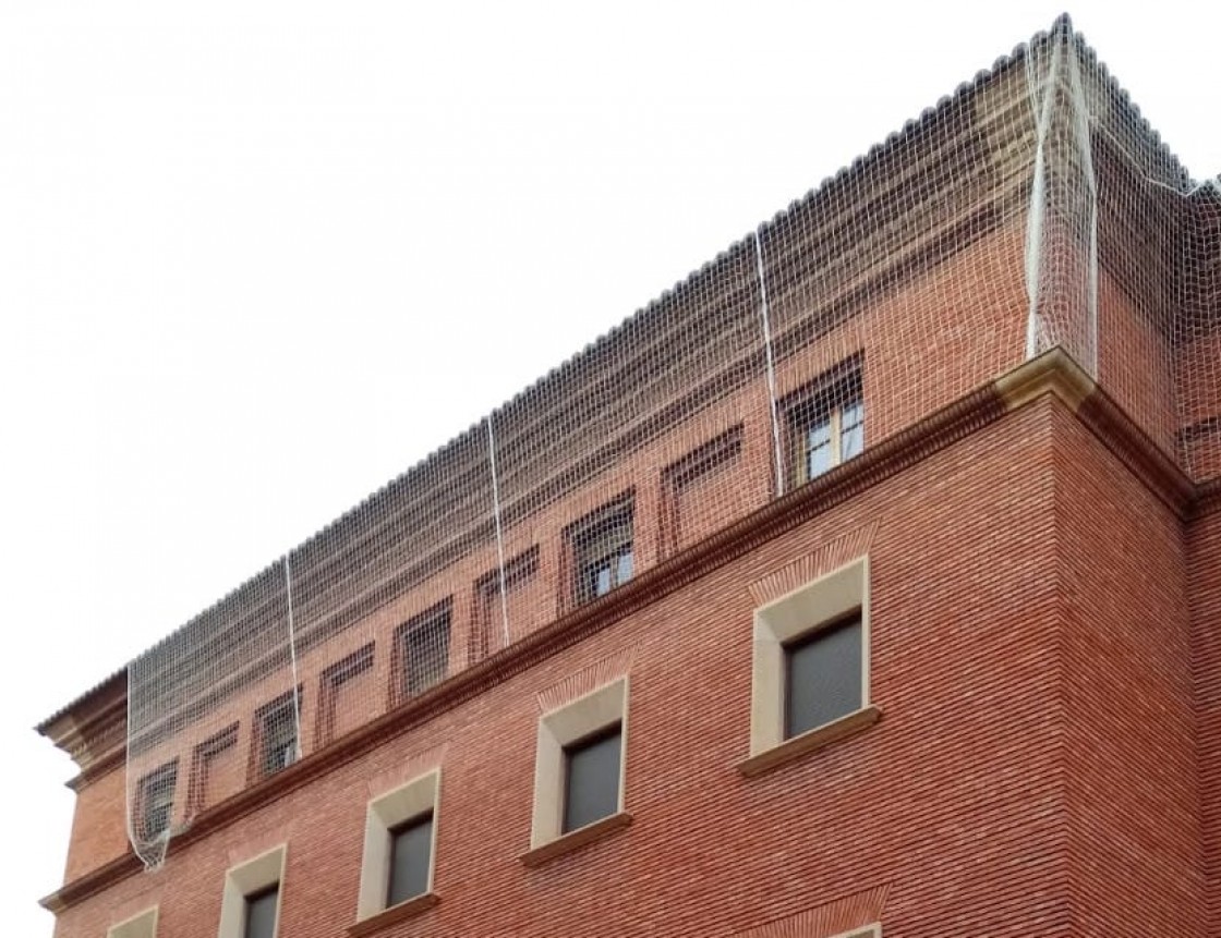La Subdelegación del Gobierno en Teruel coloca redes para evitar la caída de tejas