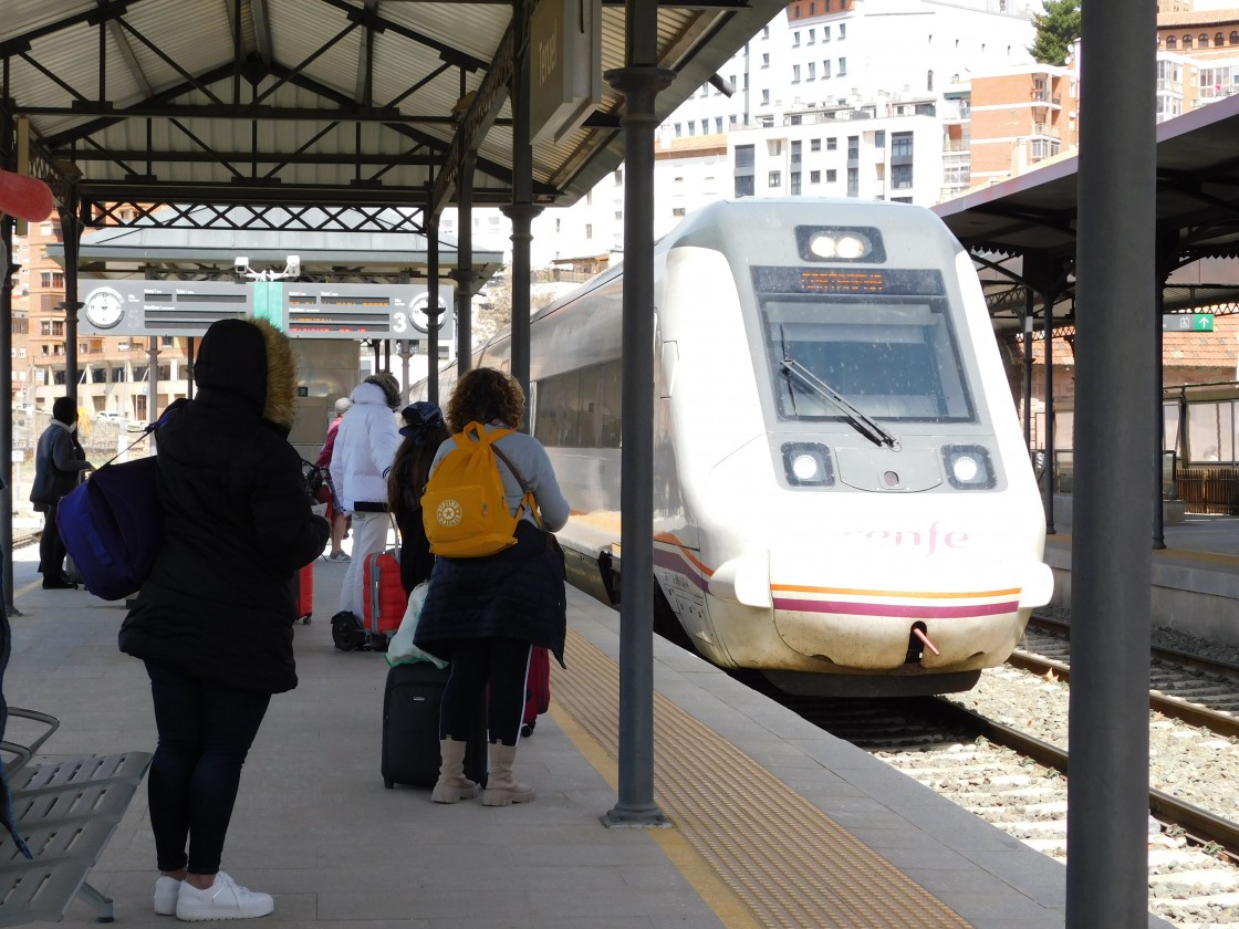 Los viajeros celebran que Teruel haya recuperado todos los servicios del tren y piden otra política comercial