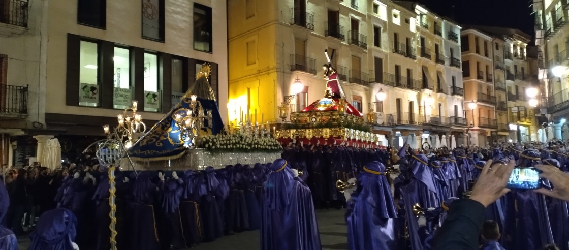Un aplauso emocionado responde al alzamiento del paso del Nazareno frente a su madre en la procesión del Martes Santo en Teruel