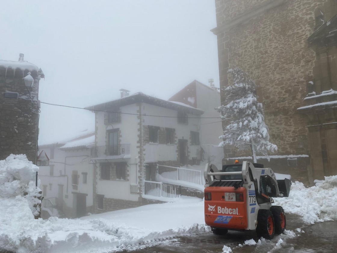 Las carreteras de Albarracín y Gúdar presentan en la mañana del jueves las mayores acumulaciones de nieve, pero las rutas están despejadas