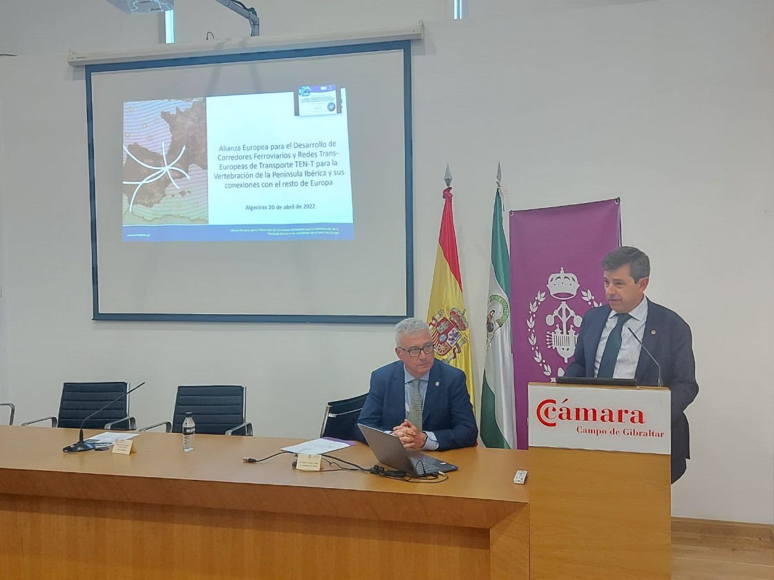 El decano del Colegio de Ingenieros de Aragón, Salvador Galve, destaca en Algeciras el potencial del Cantábrico-Mediterráneo
