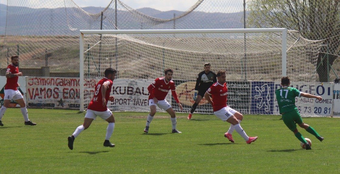 Al Calamocha se le escapan las opciones de permanencia tras caer derrotado ante el Binéfar (2-0)