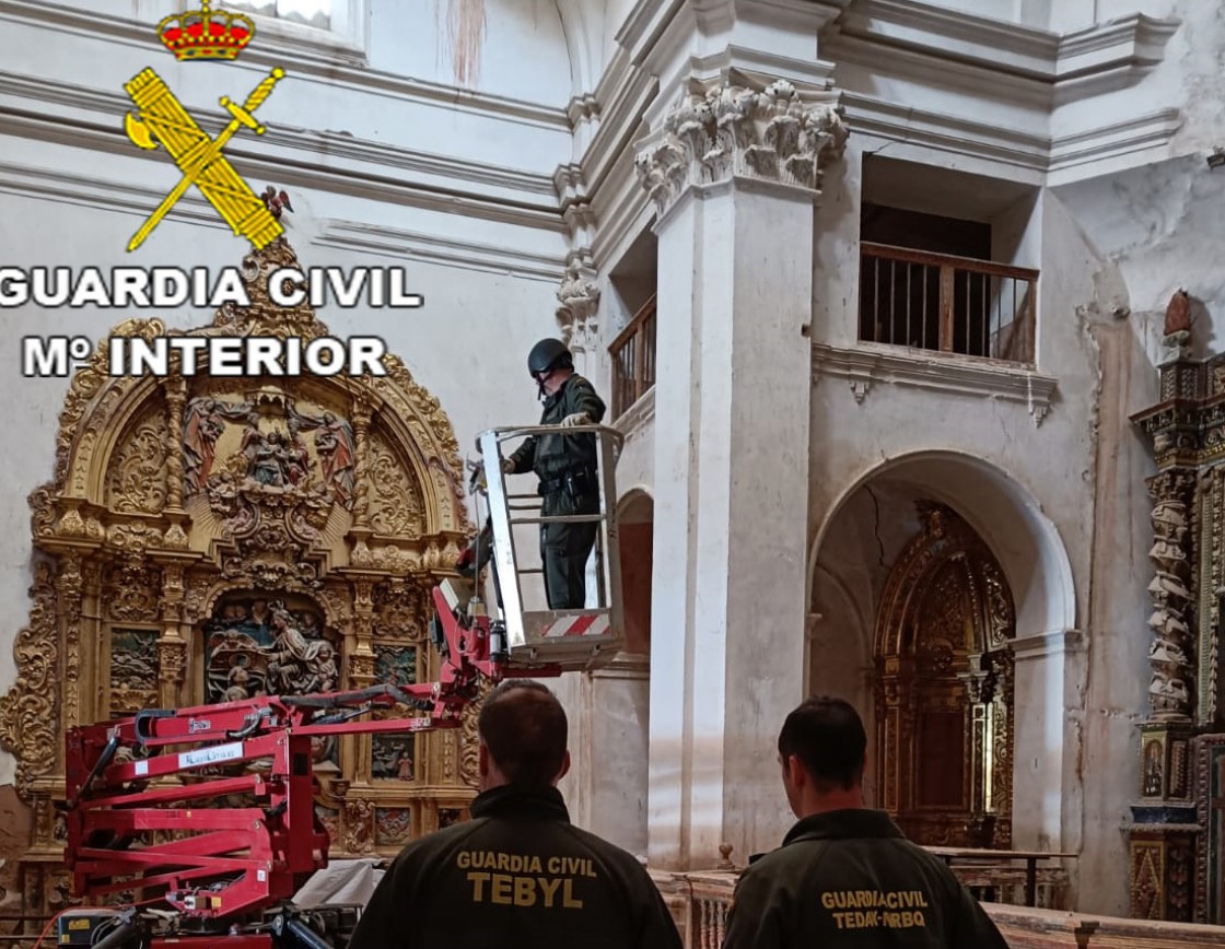 La Guardia Civil retira dos artefactos explosivos de la Guerra Civil del techo de una iglesia de Gea de Albarracín